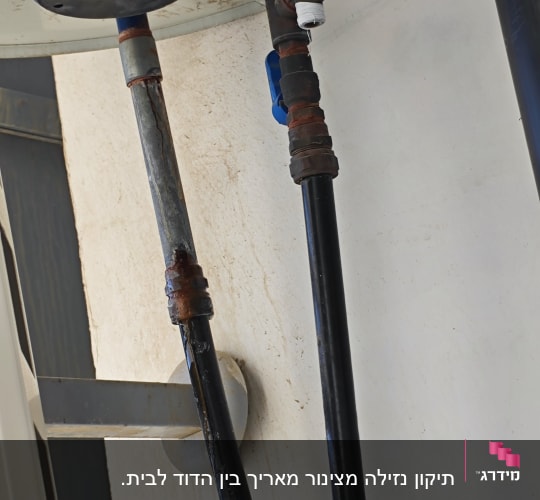 צינורות ומחברים של דוד שמש על קיר חיצוני